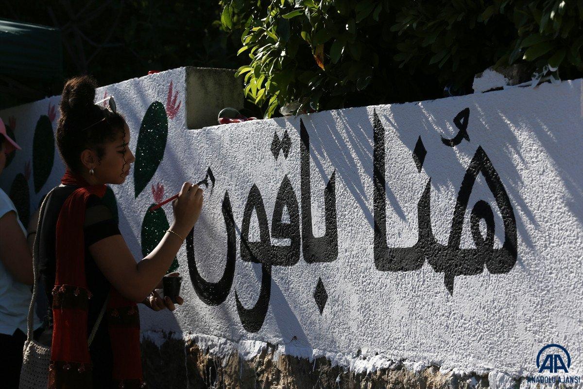 İsrail polisi, Filistinli kadınları darbetti, birinin başörtüsünü çıkardı