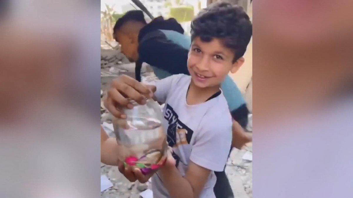 Gazze’de balıkları enkazdan kurtaran çocukların sevinci