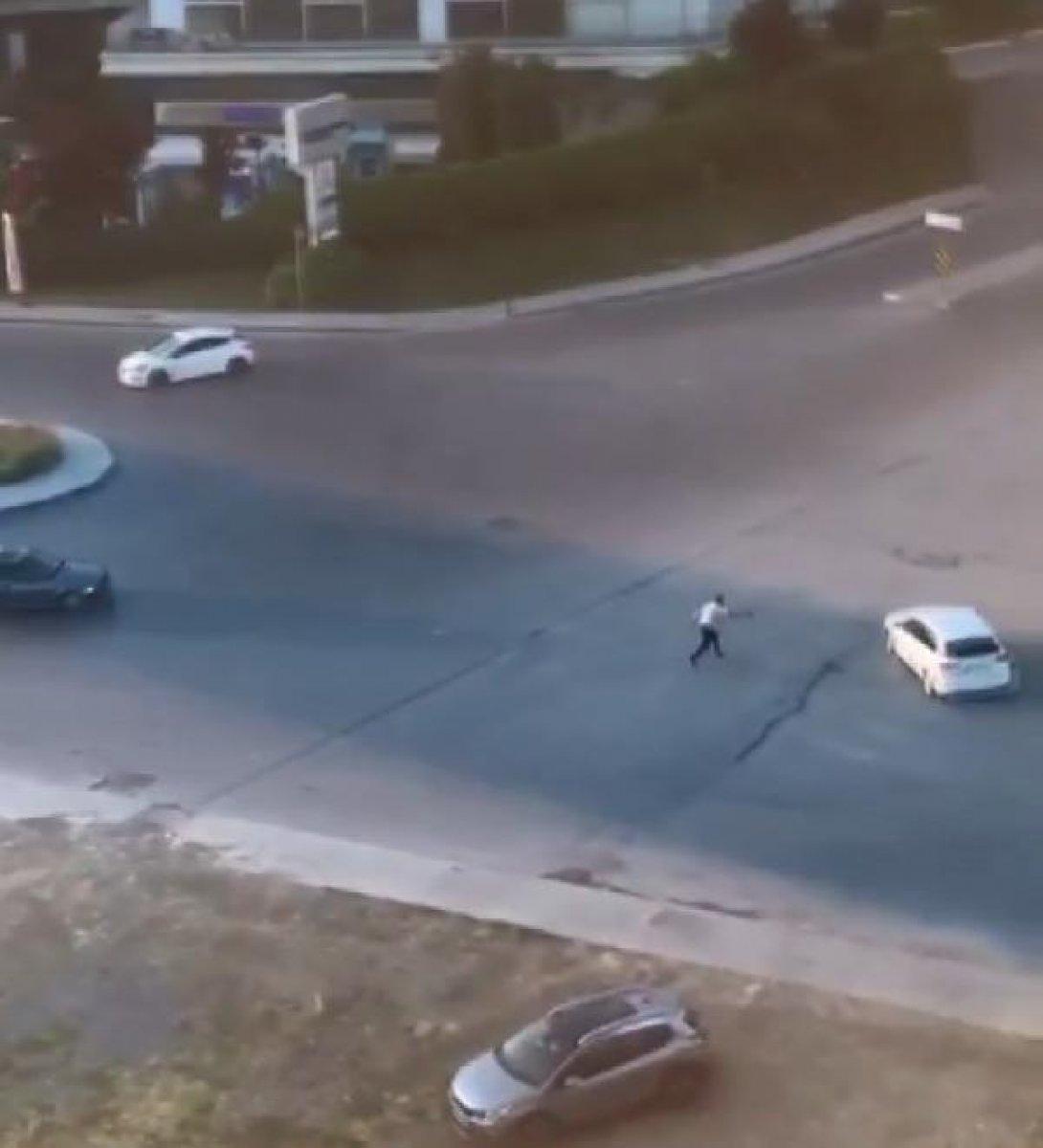 Bağcılar'da yol ortasında silahlı çatışma