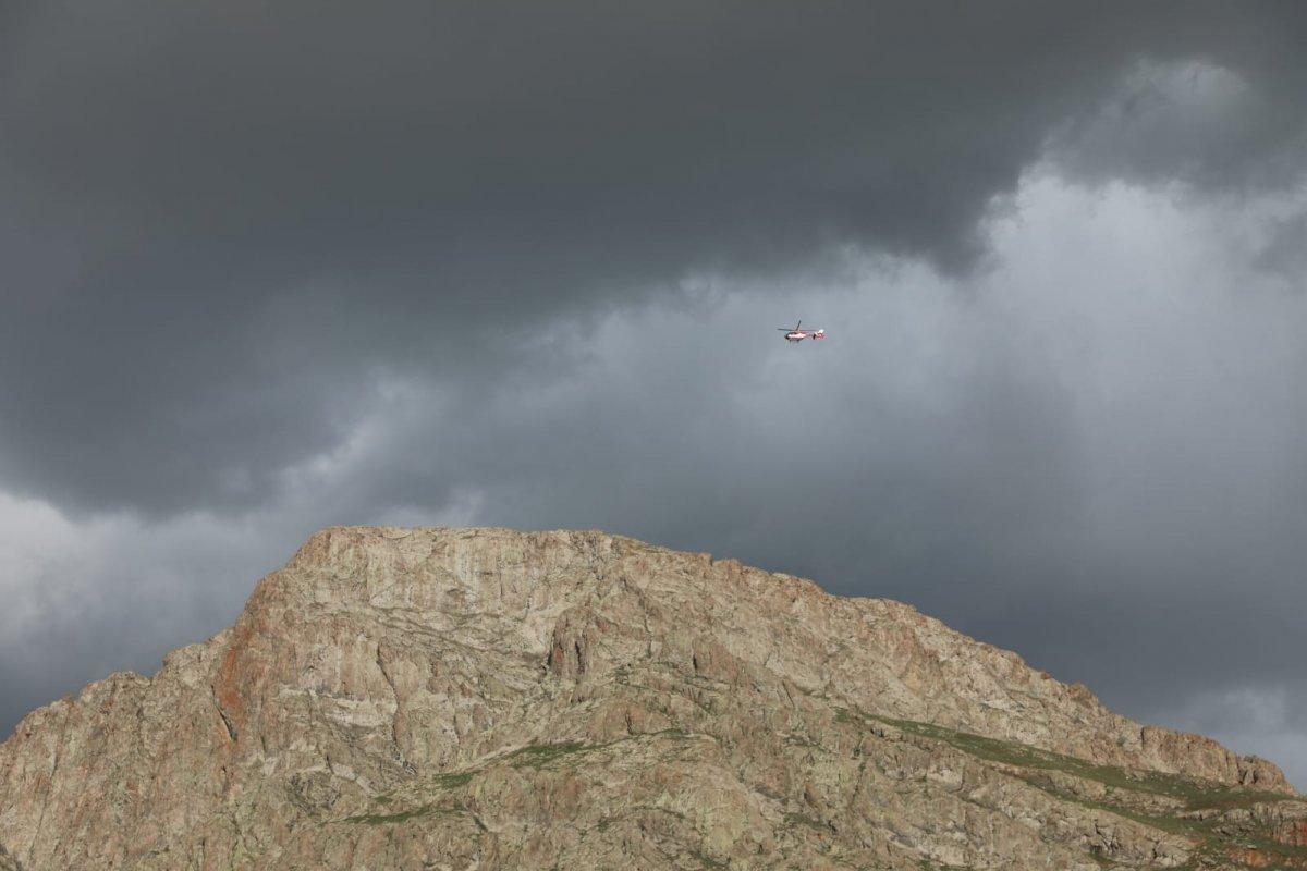 Van Erek Dağında yaralanan çocuk için ambulans helikopter devreye sokuldu