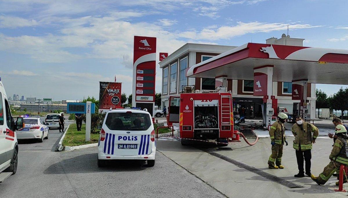 Arnavutköy’de kontrolden çıkan araç benzinliğe daldı
