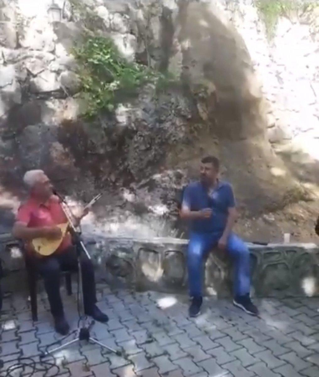 CHP'li Veli Ağbaba, sokağa çıkma yasağında alem yaptı