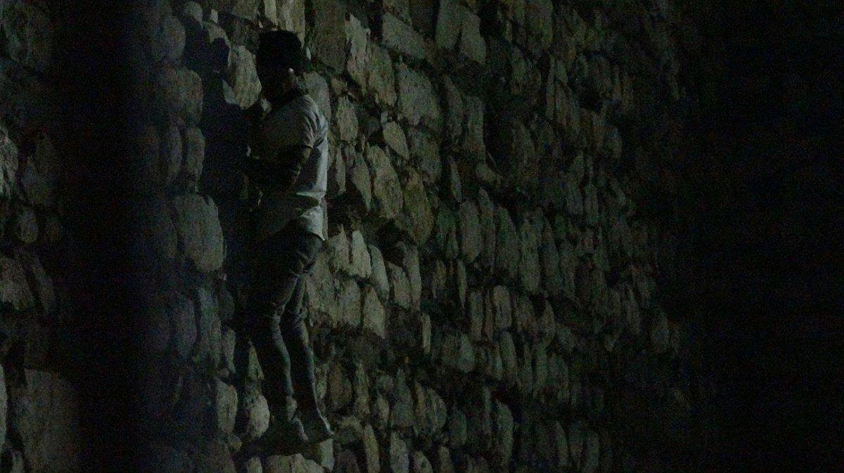 Çorum'da kaleye tırmanan alkollü polisi alarma geçirdi