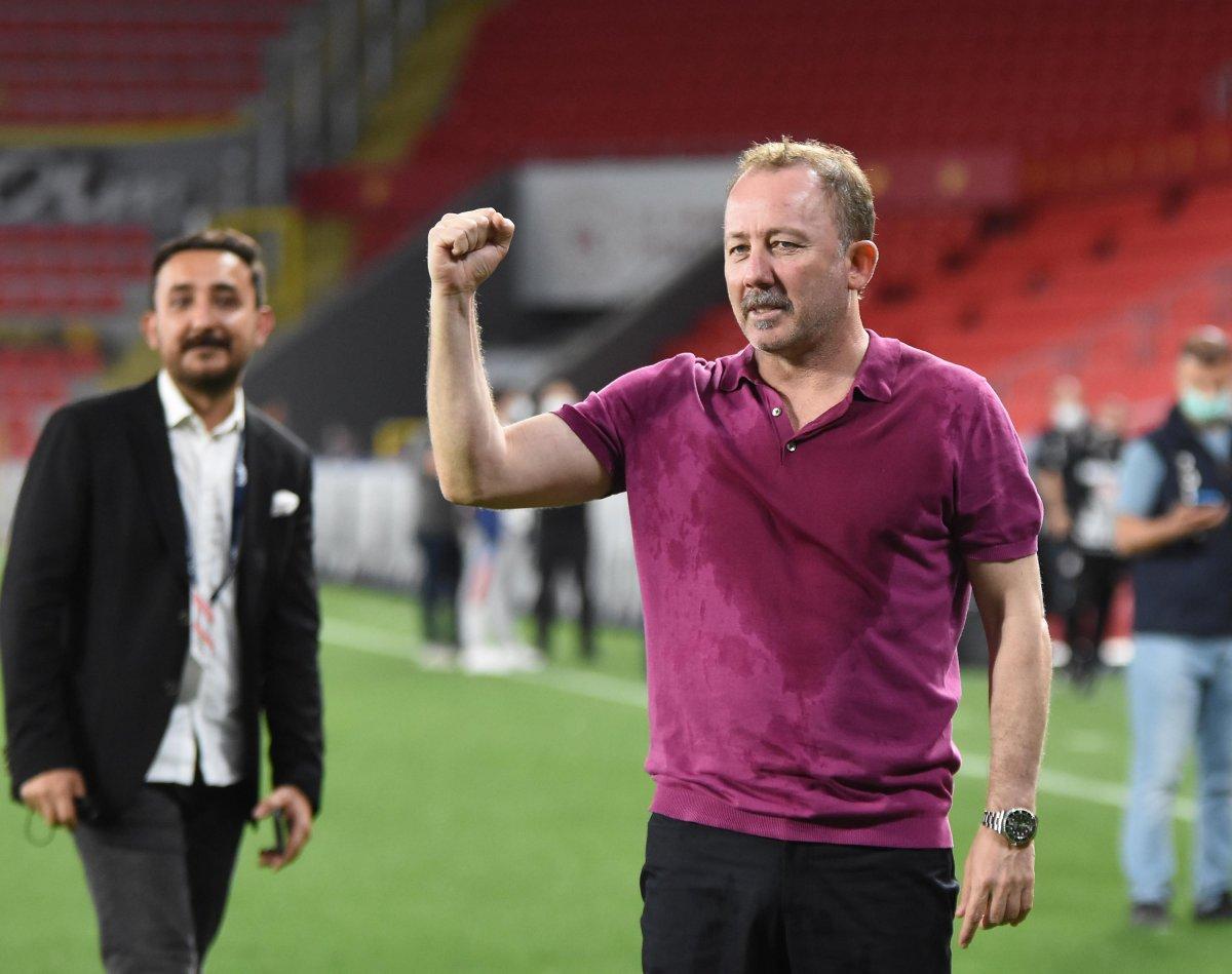 Şampiyonluğun başkahramanı Sergen Yalçın