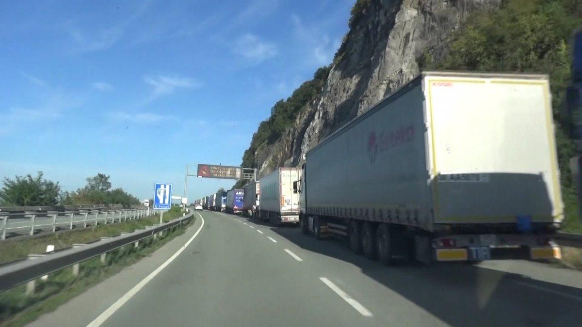 Sarp Sınır Kapısı’nda 15 kilometrelik tır kuyruğu