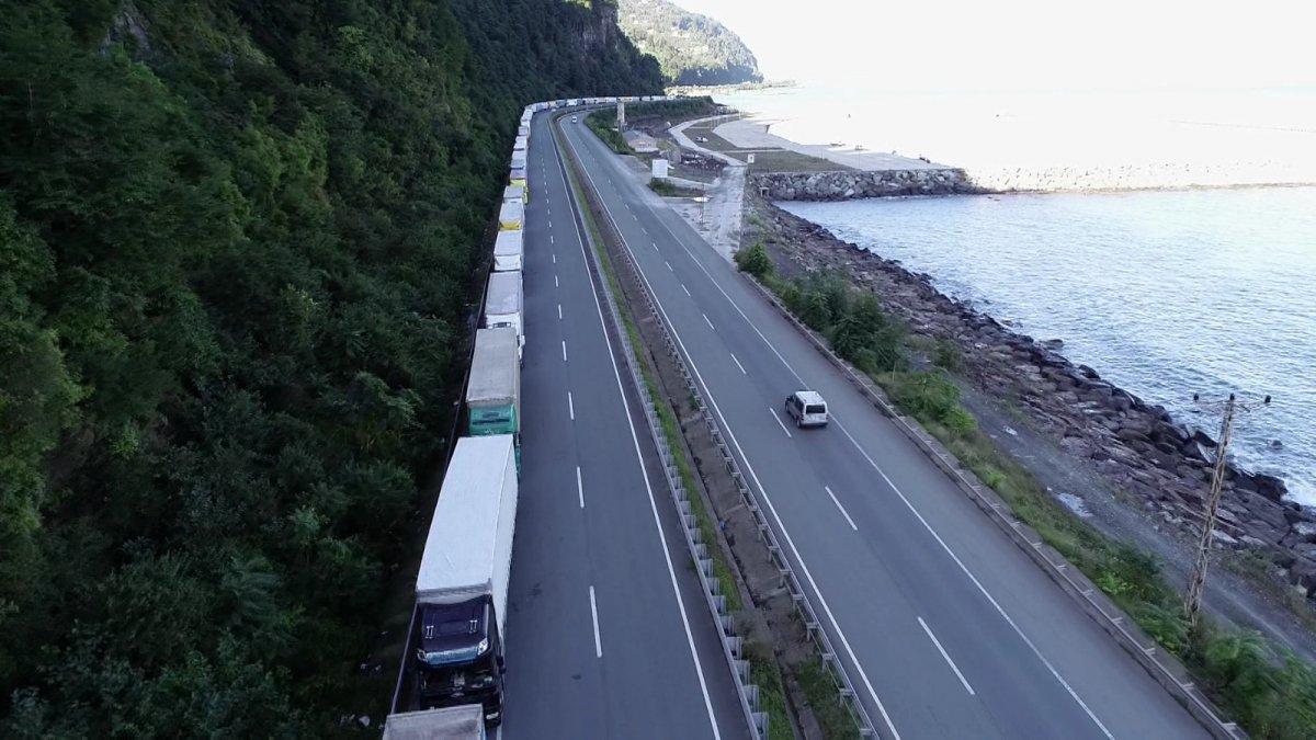 Sarp Sınır Kapısı’nda 15 kilometrelik tır kuyruğu