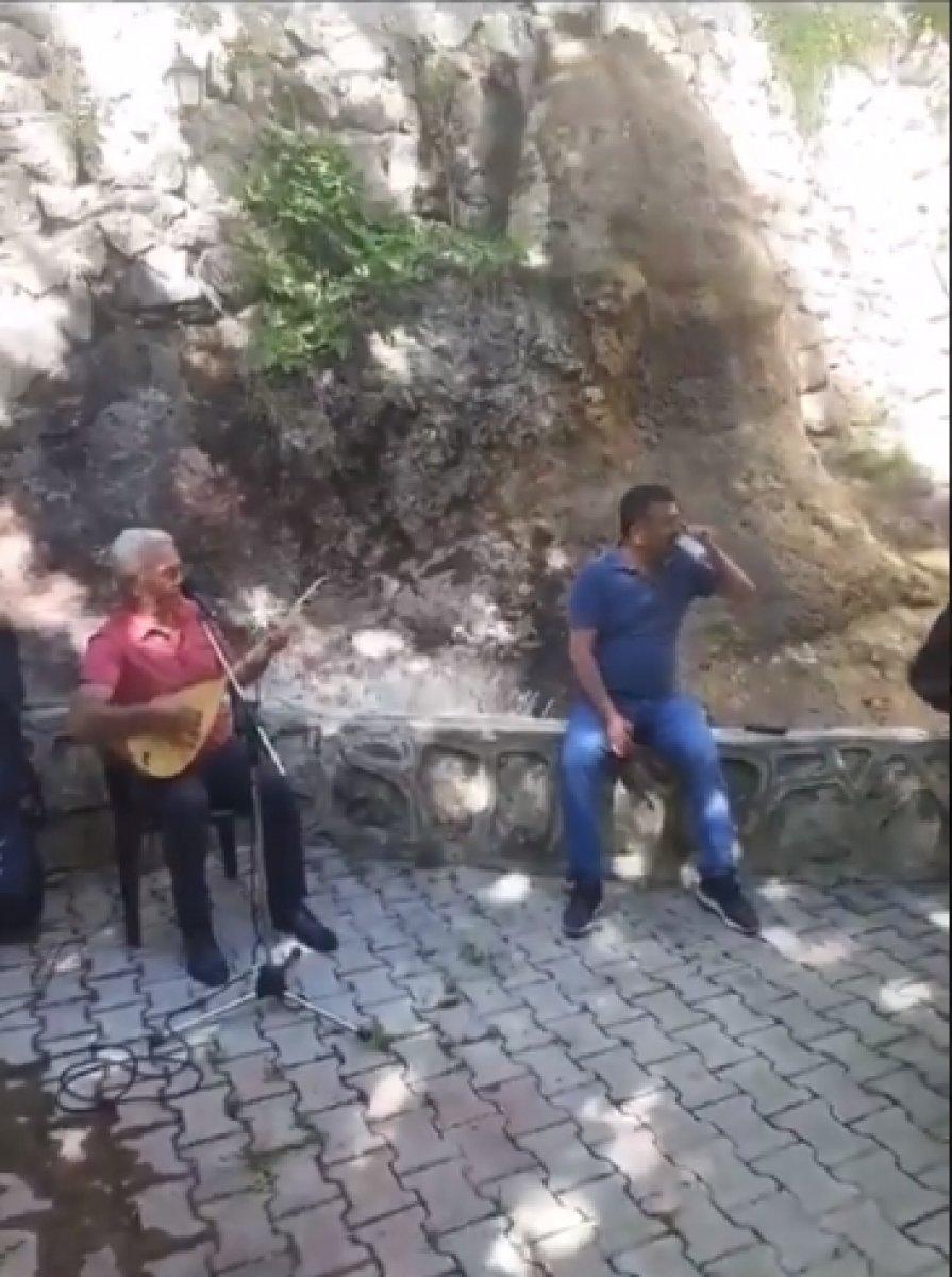 CHP'li Veli Ağbaba, sokağa çıkma yasağında alem yaptı