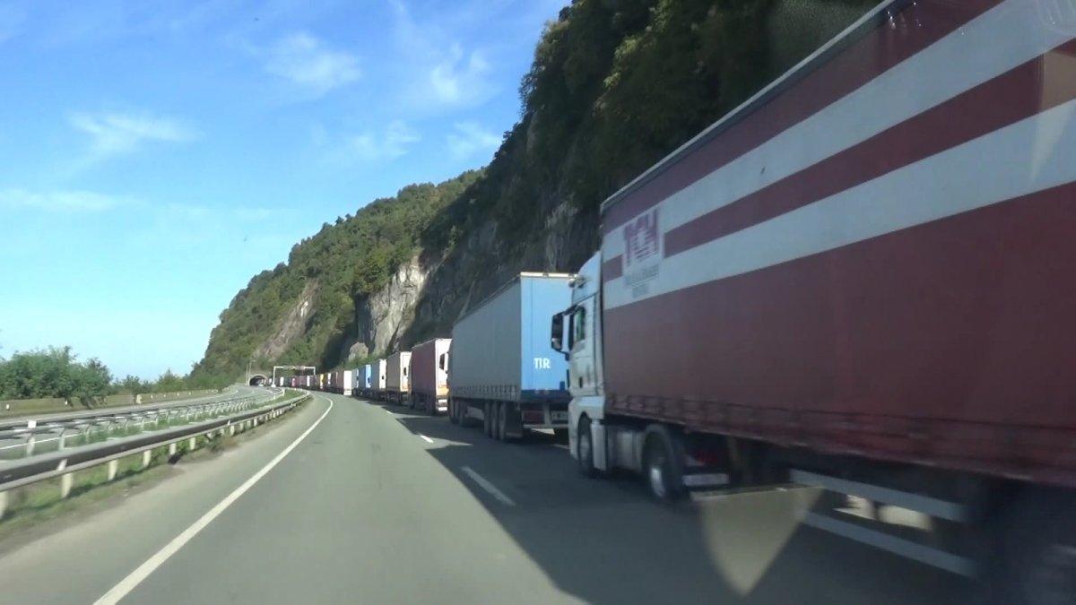 Sarp Sınır Kapısı’nda 15 kilometrelik tır kuyruğu