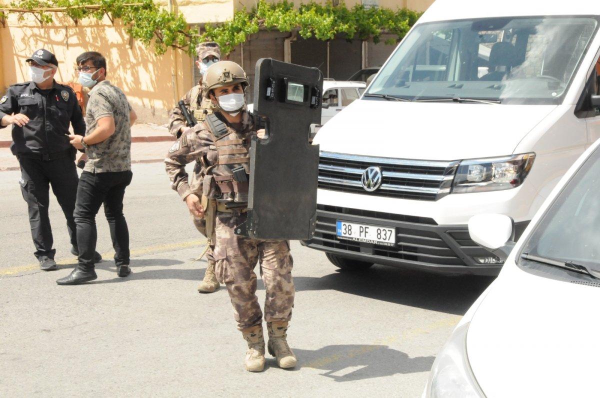 Kayseri'de pencereden tüfekle rastgele ateş açtı