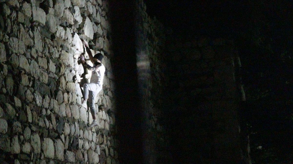 Çorum'da kaleye tırmanan alkollü polisi alarma geçirdi