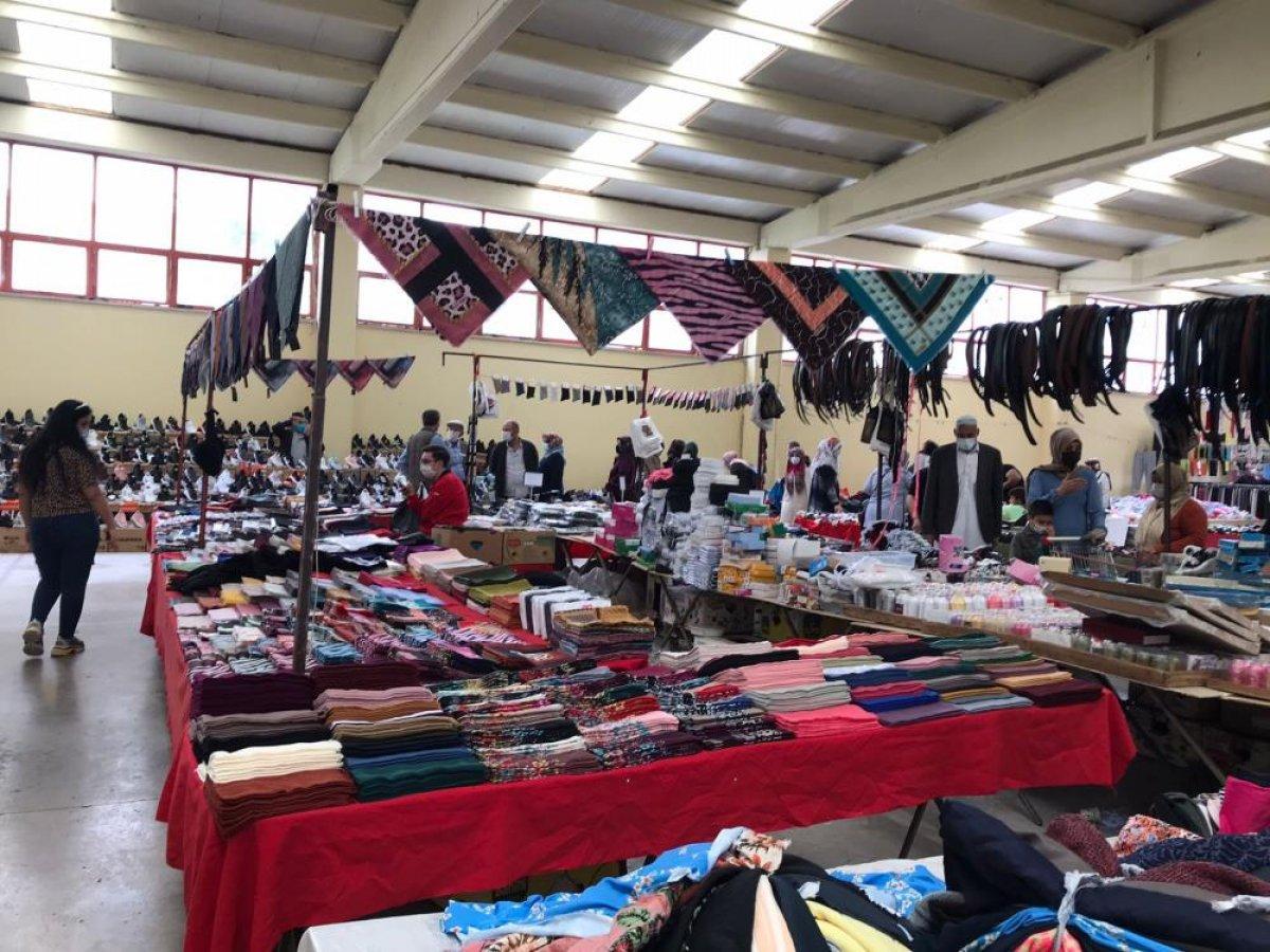 Bilecik'te giyim pazarı açıldı