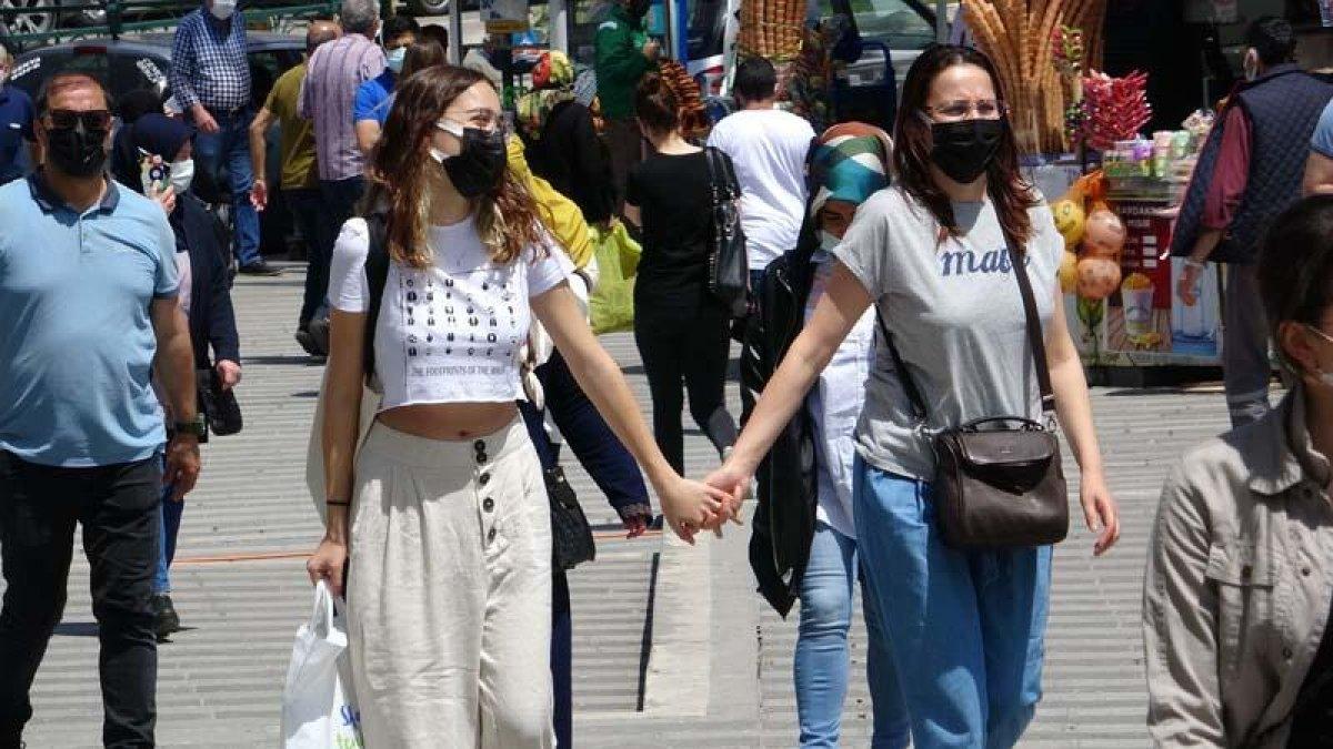 Bursalılar tam kapanmanın ardından caddeleri doldurdu