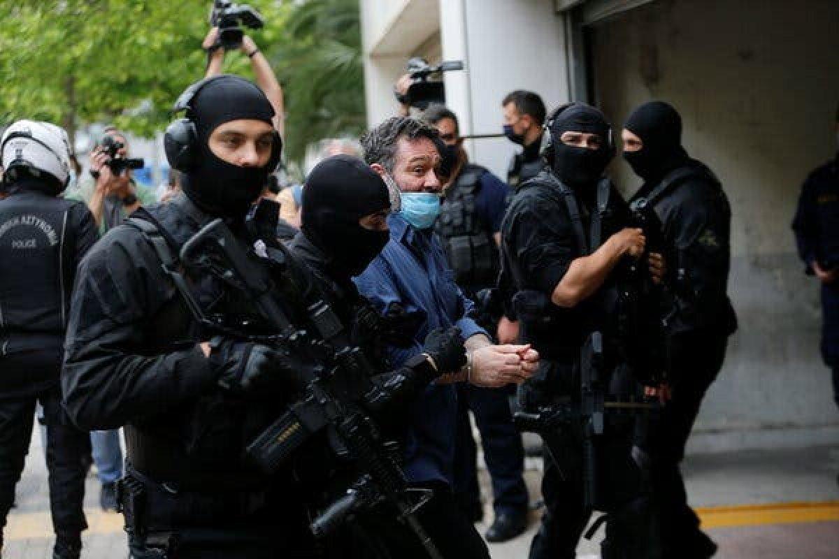 Türk bayrağını yırtan 'ırkçı vekil', Atina'ya gönderildi