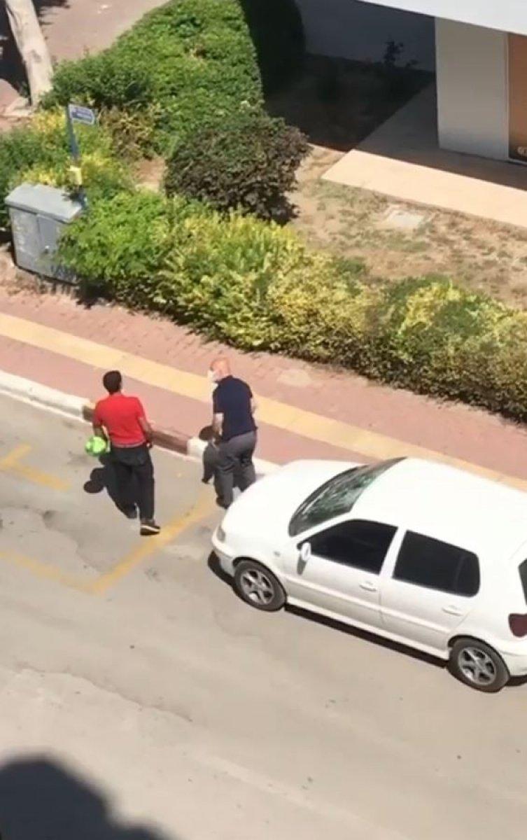 Antalya'da parke taşıyla otomobile saldırdı