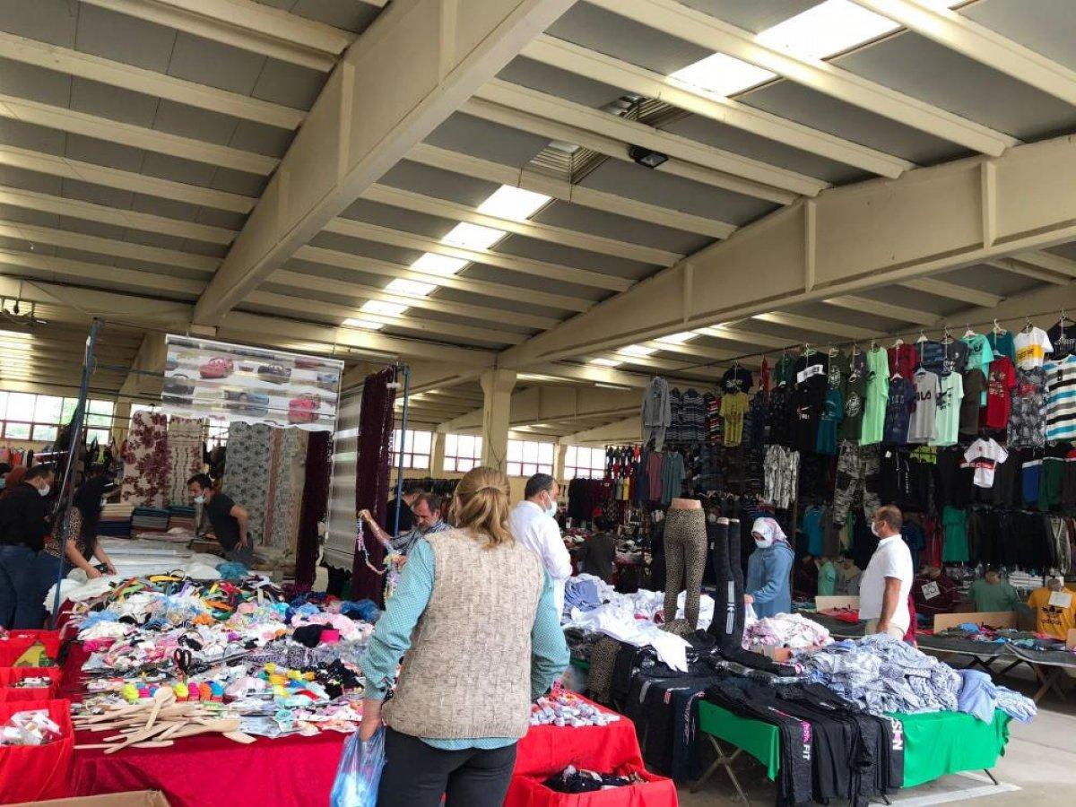 Bilecik'te giyim pazarı açıldı