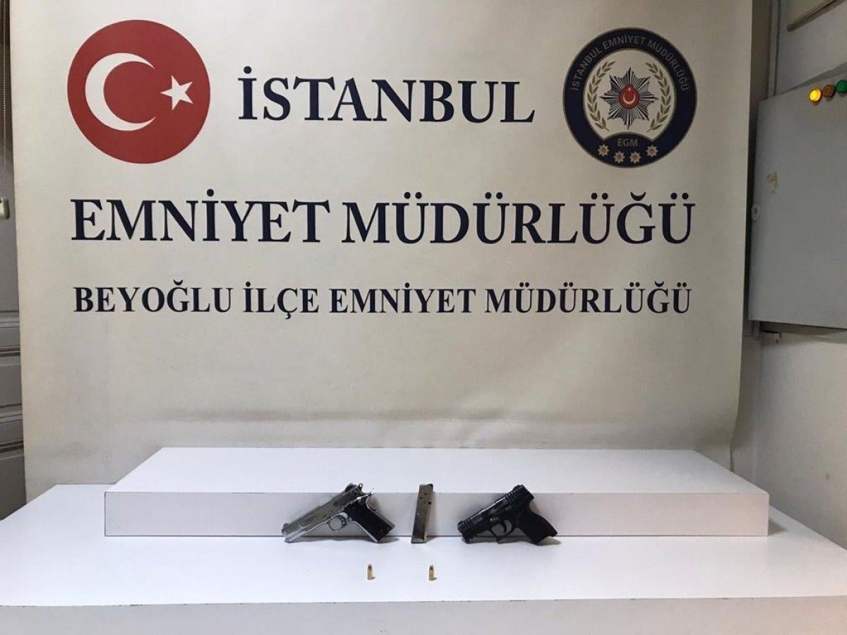 Beyoğlu’nda silahlı kavga kamerada