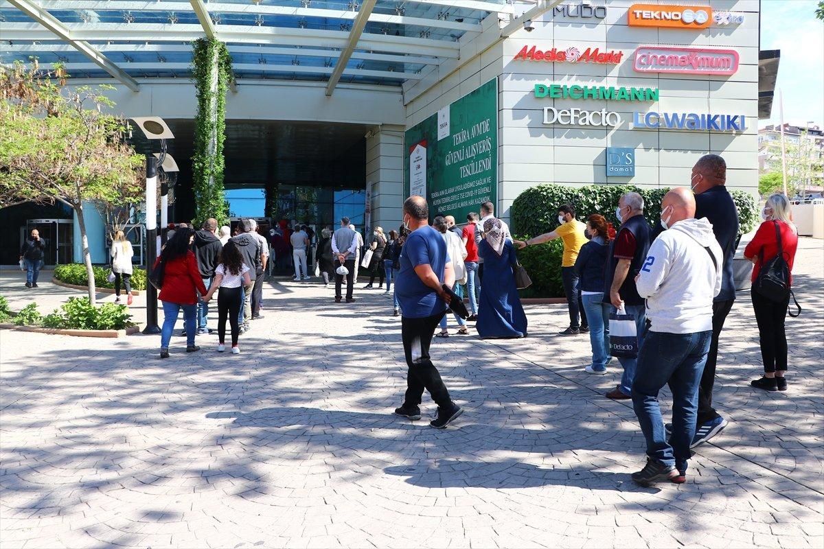 AVM'ler, 17 günlük aranın ardından kapılarını açtı