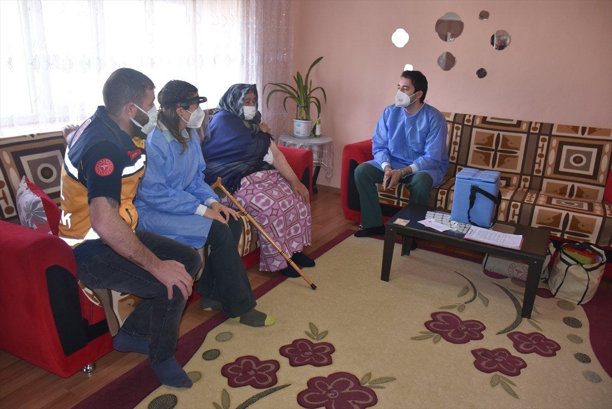 Karslı sağlıkçılar köylerde aşı mesaisine devam ediyor