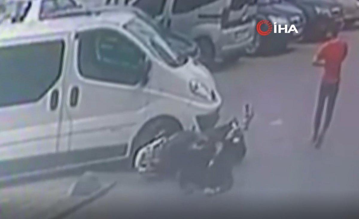 Esenler'de lastik değiştirirken motosiklet çarptı