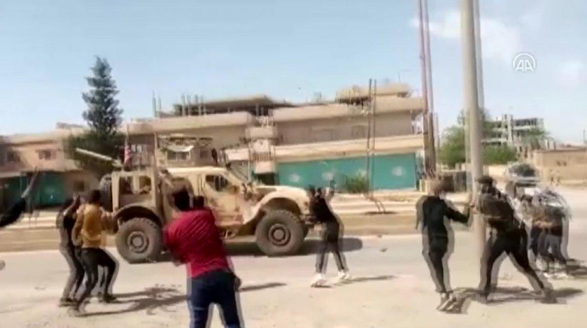 Suriye’de PKK yandaşları, ABD ordusu araçlarını taşladı