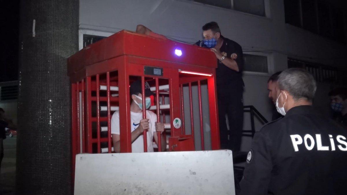 Bursa’da, tuvaletin turnikeli kapısında mahsur kaldı