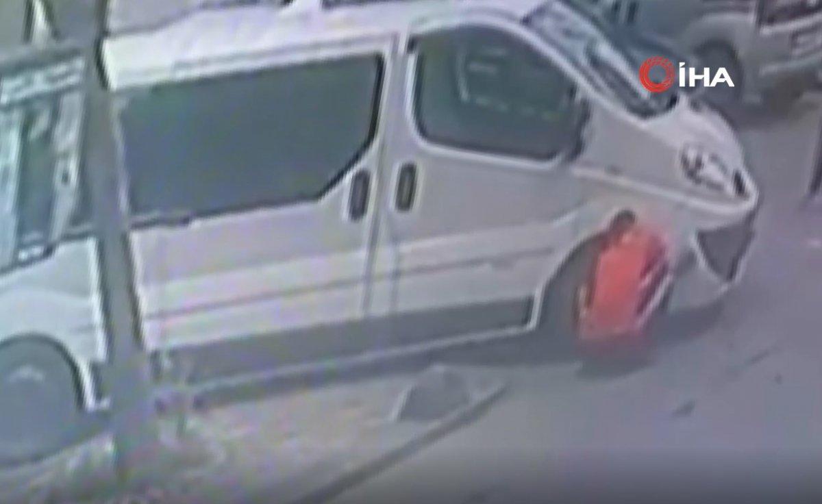 Esenler'de lastik değiştirirken motosiklet çarptı