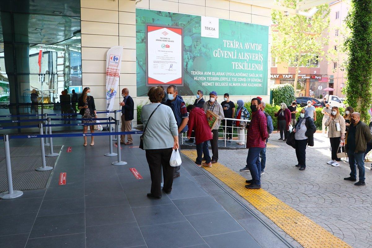 AVM'ler, 17 günlük aranın ardından kapılarını açtı