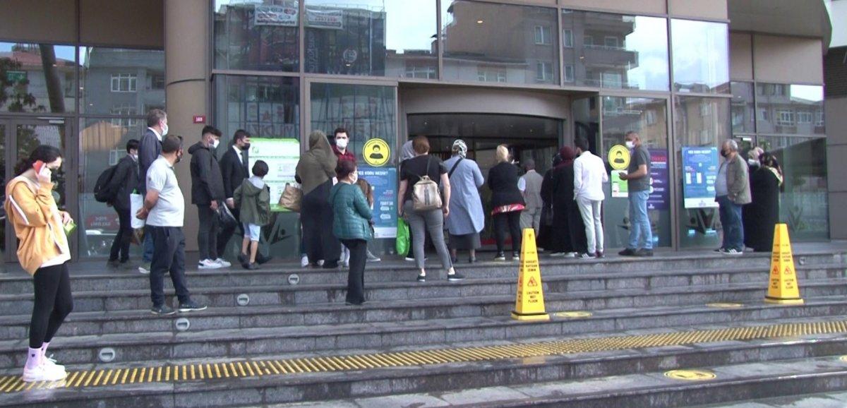 AVM'ler, 17 günlük aranın ardından kapılarını açtı
