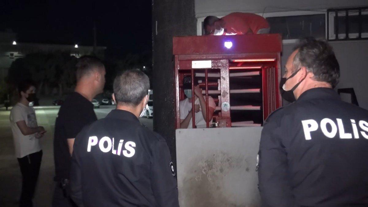 Bursa’da, tuvaletin turnikeli kapısında mahsur kaldı