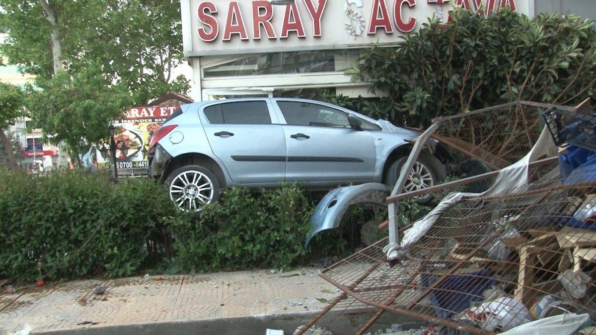 Esenyurt’ta ehliyetsiz sürücü kaza yaptı