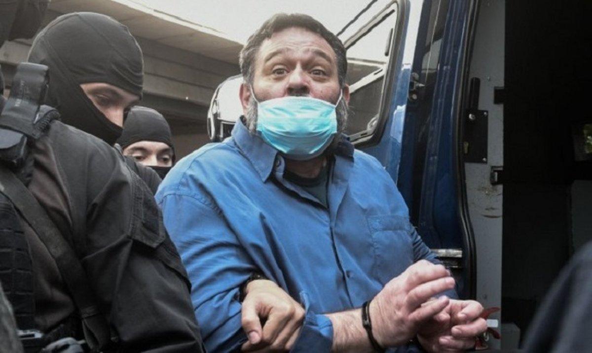 Türk bayrağını yırtan 'ırkçı vekil', Atina'ya gönderildi