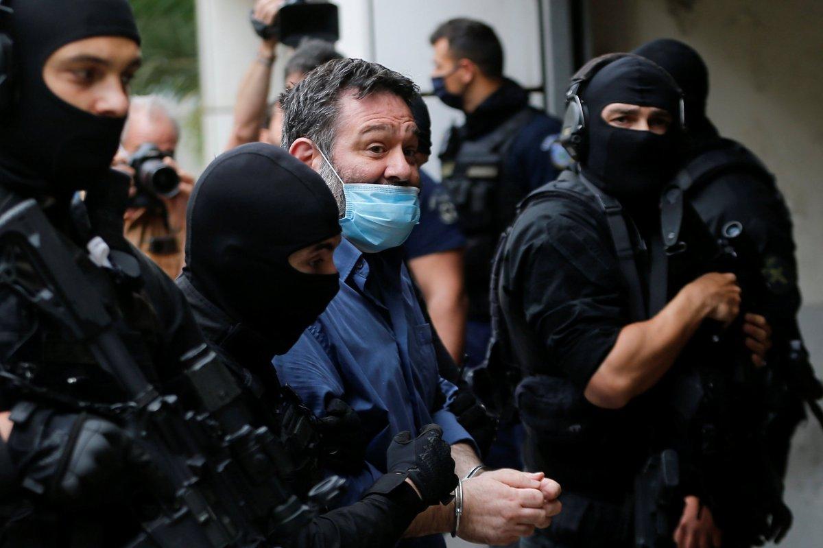 Türk bayrağını yırtan 'ırkçı vekil', Atina'ya gönderildi