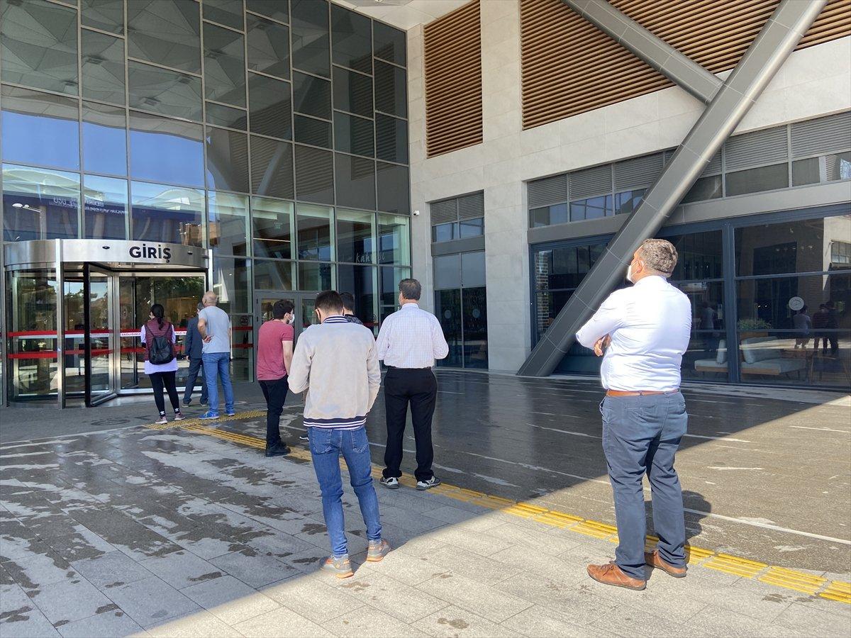 AVM'ler, 17 günlük aranın ardından kapılarını açtı