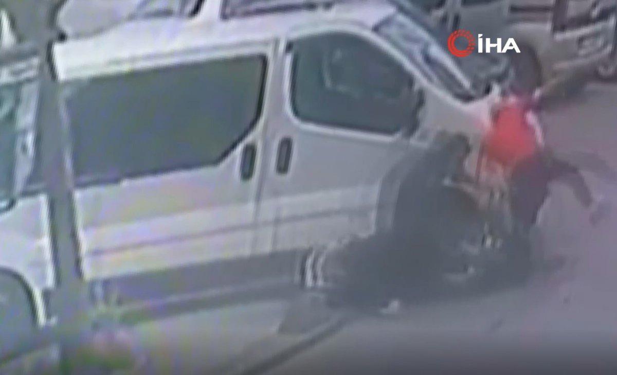 Esenler'de lastik değiştirirken motosiklet çarptı