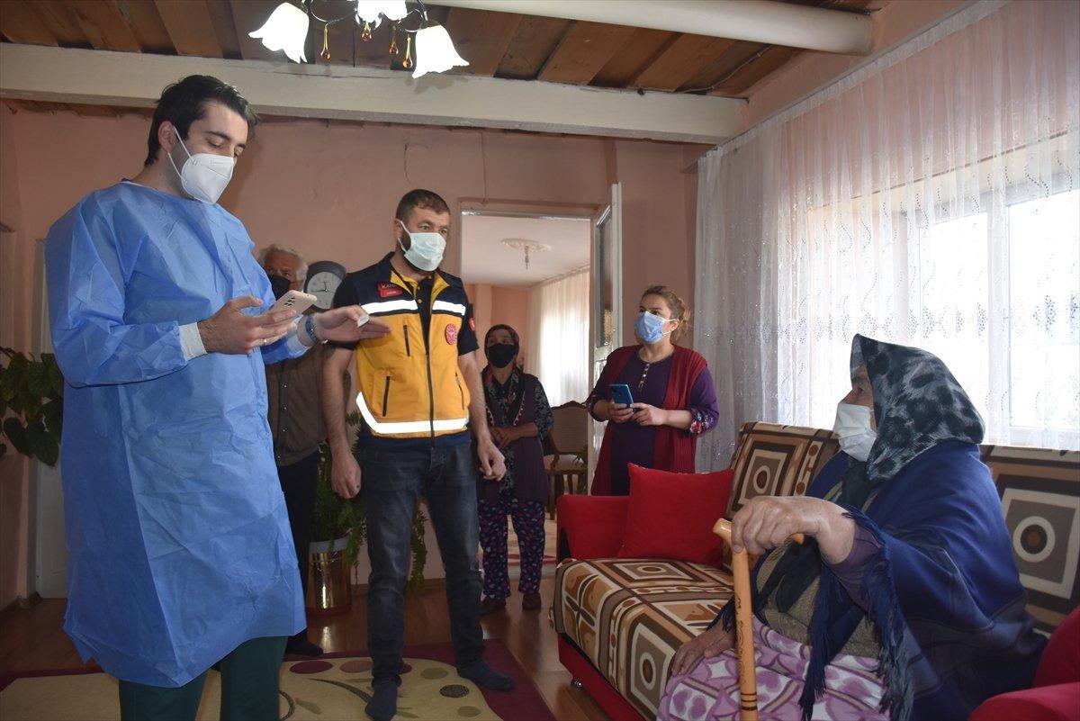 Karslı sağlıkçılar köylerde aşı mesaisine devam ediyor