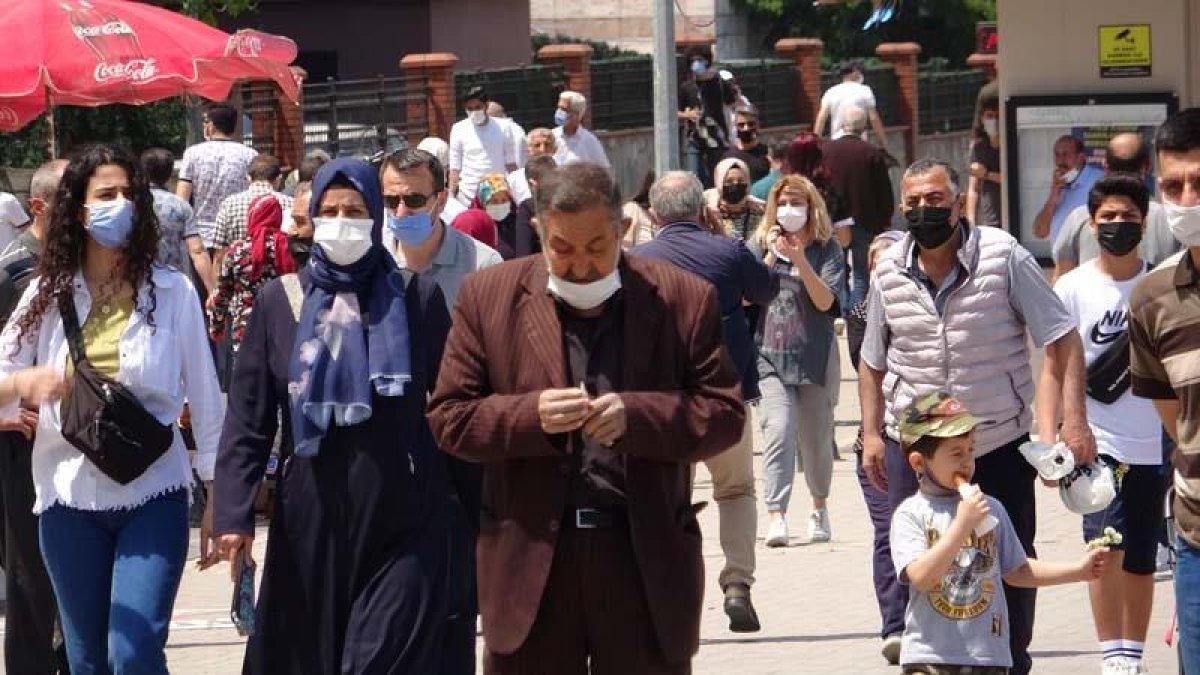 Bursalılar tam kapanmanın ardından caddeleri doldurdu