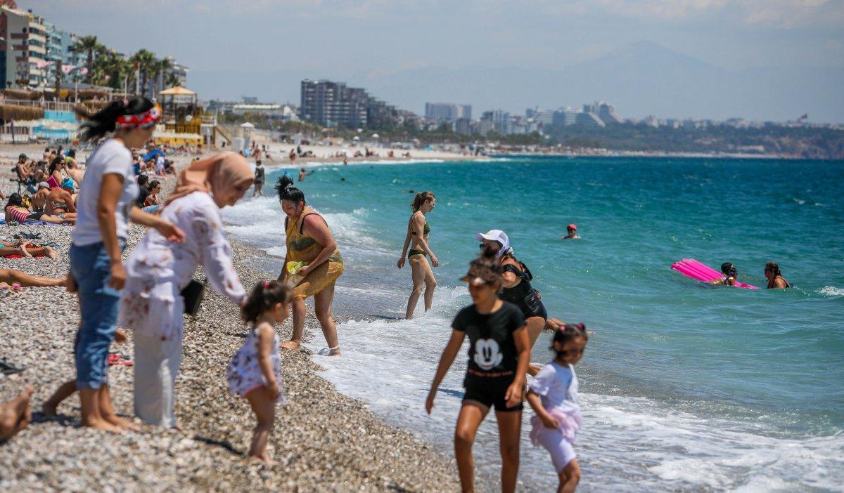 Antalya ve Muğla sahilleri, kademeli normalleşme ile hareketlendi