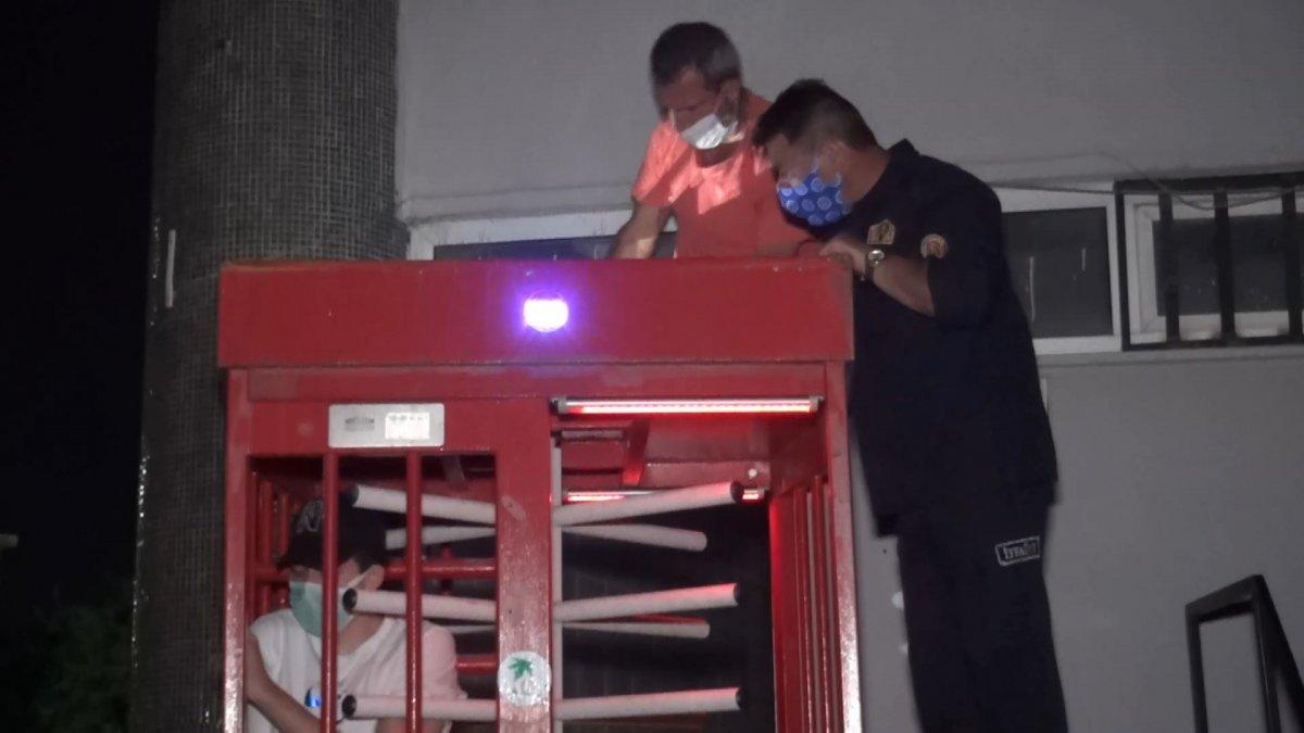 Bursa’da, tuvaletin turnikeli kapısında mahsur kaldı