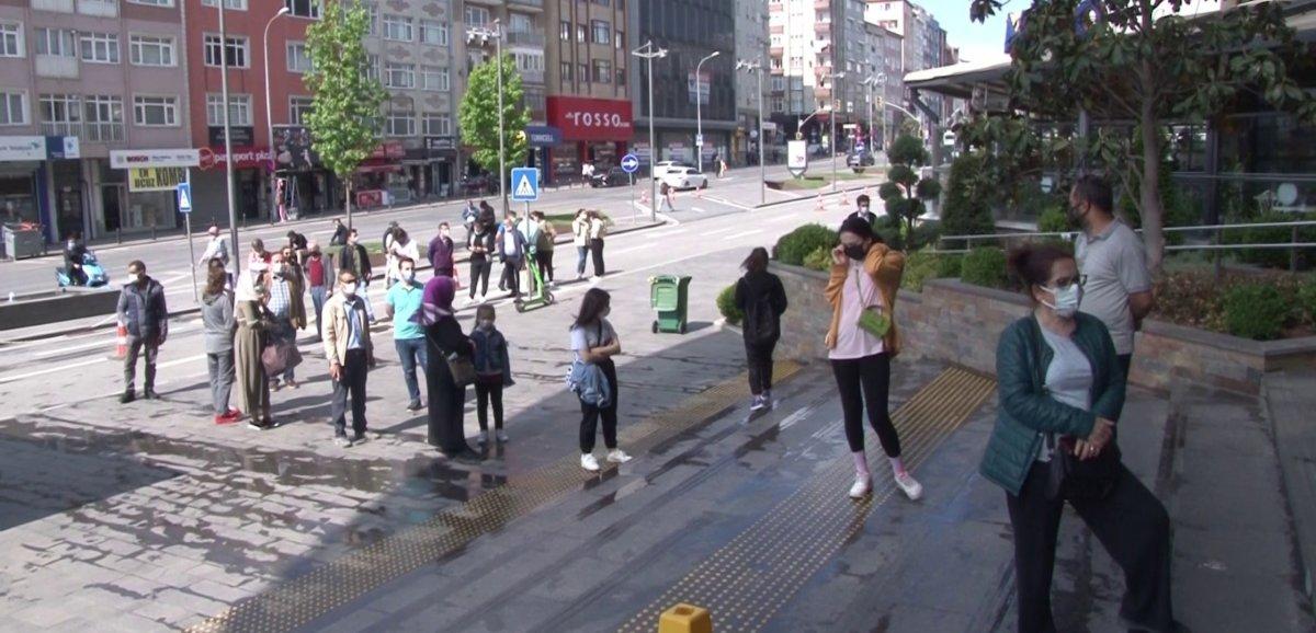 AVM'ler, 17 günlük aranın ardından kapılarını açtı