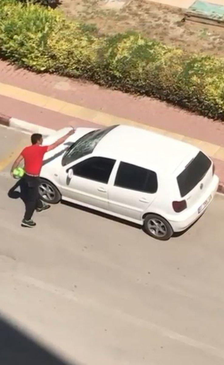 Antalya'da parke taşıyla otomobile saldırdı