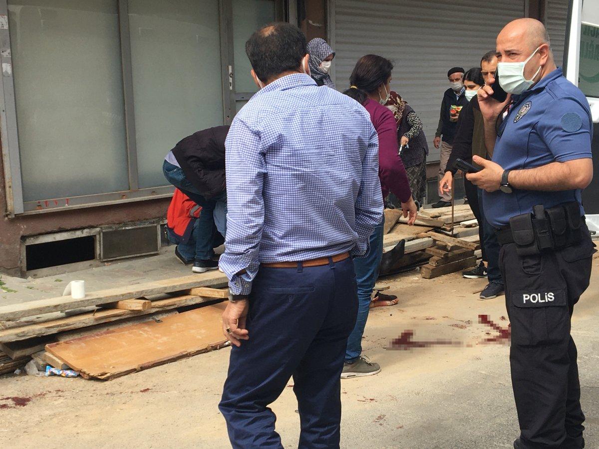 Küçükçekmece’de komşusunu silahla vurdu