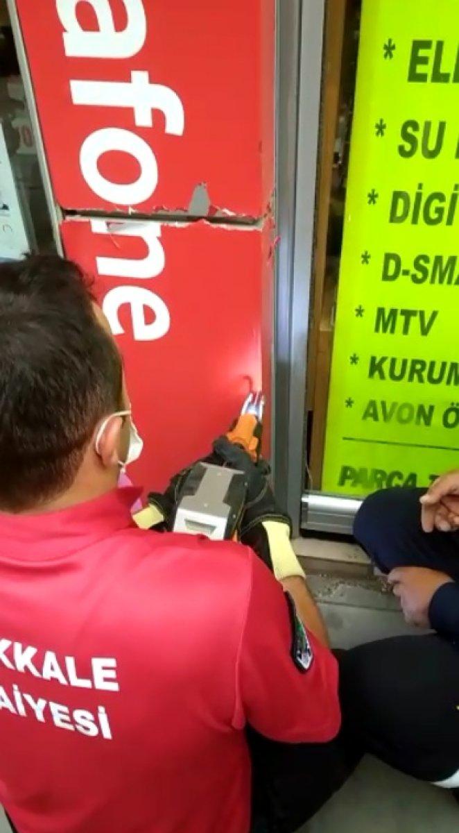 Reklam tabelasında mahsur kalan yavru kediyi itfaiye kurtardı