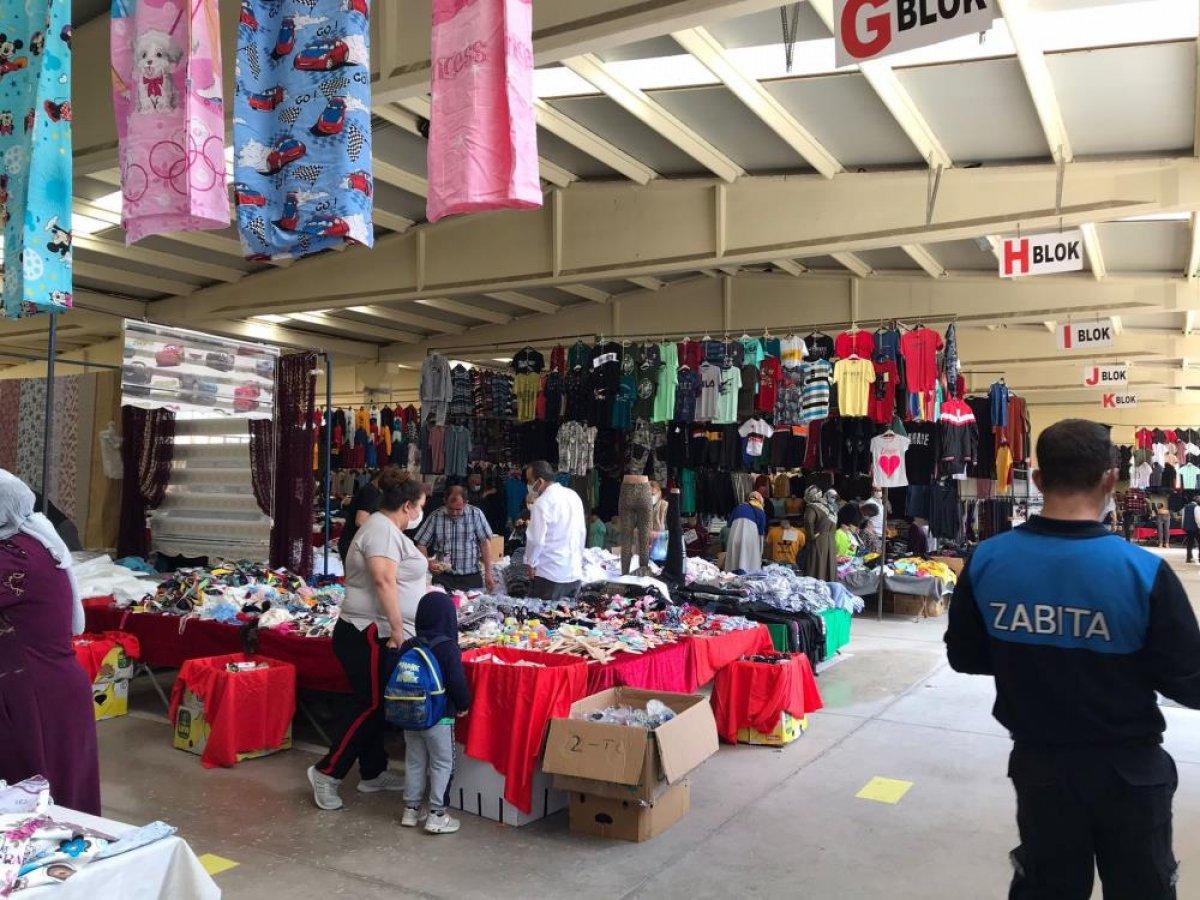 Bilecik'te giyim pazarı açıldı