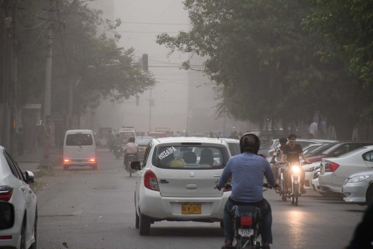 Pakistan'da kum fırtınası: 5 ölü