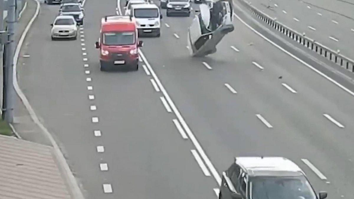 Ukrayna’da alkollü sürücü, kopan troleybüs teline takıldı