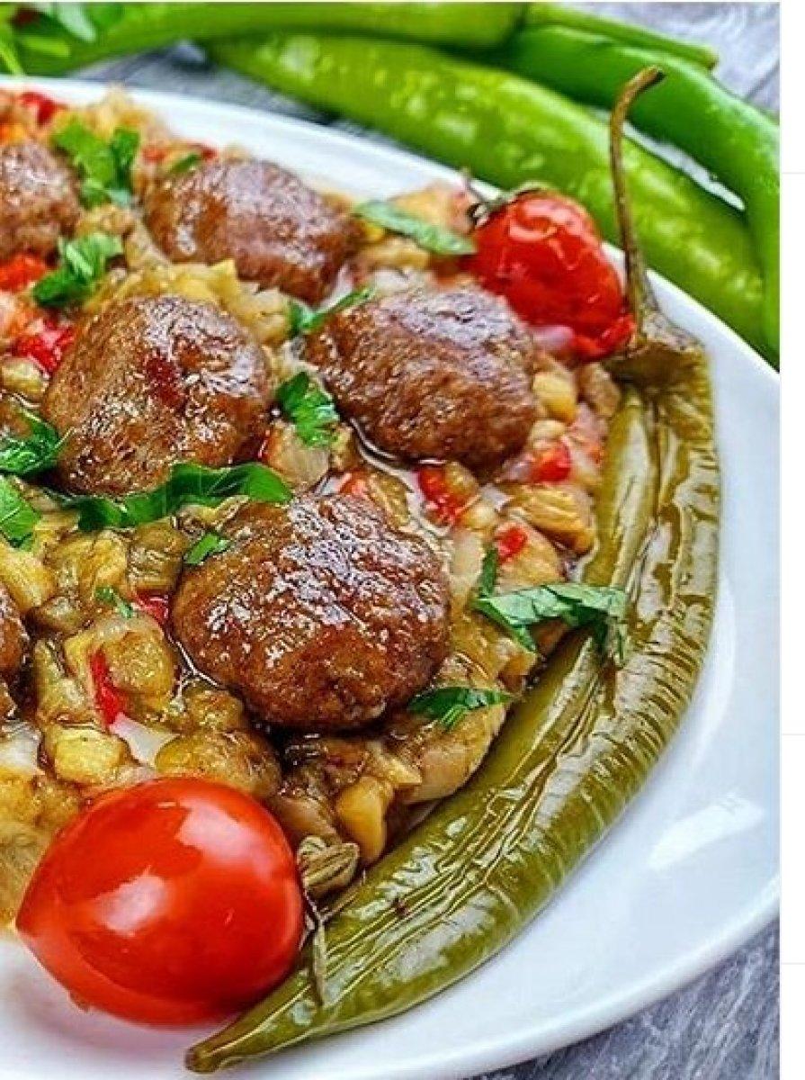 Patlıcan yemeklerinin şahı: Söğürme kebabı tarifi