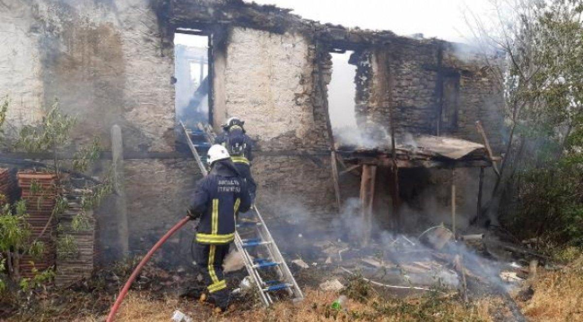 Antalya'da anne ve babasını kaybeden genç, evini yaktı