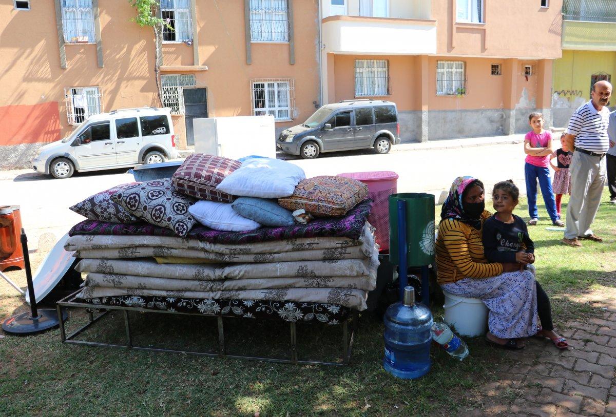 Adana’da kirasını ödeyemeyen kadın, 4 çocukla sokakta kaldı
