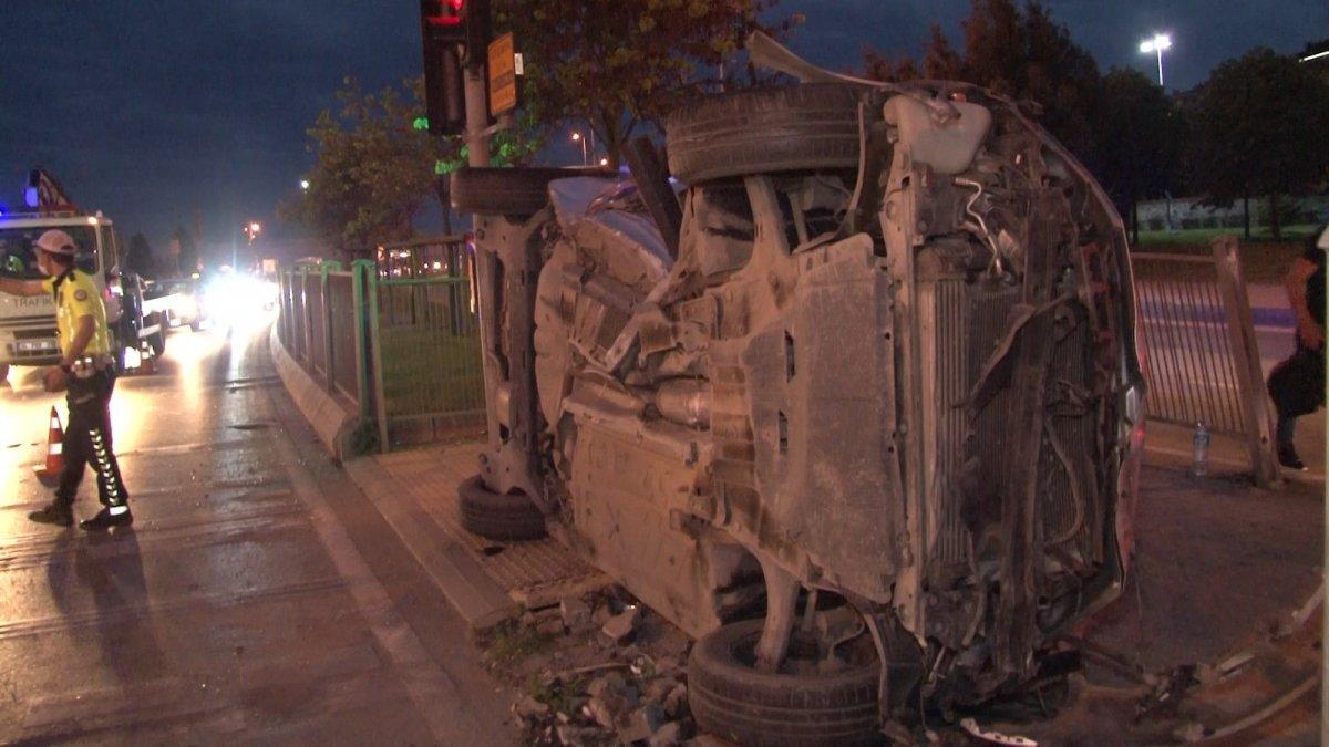 Pendik'te hız yapan sürücü takla attı