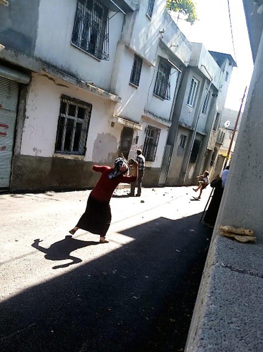Adana’da babalarının kaçırıldığını öne sürüp, eve saldırdılar